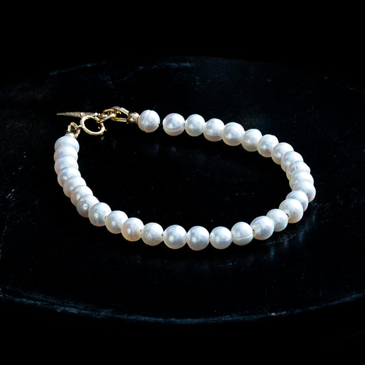 Dizzy Girl Freshwater Pearl 14k Gold-Filled Bracelet with Leaf Charm